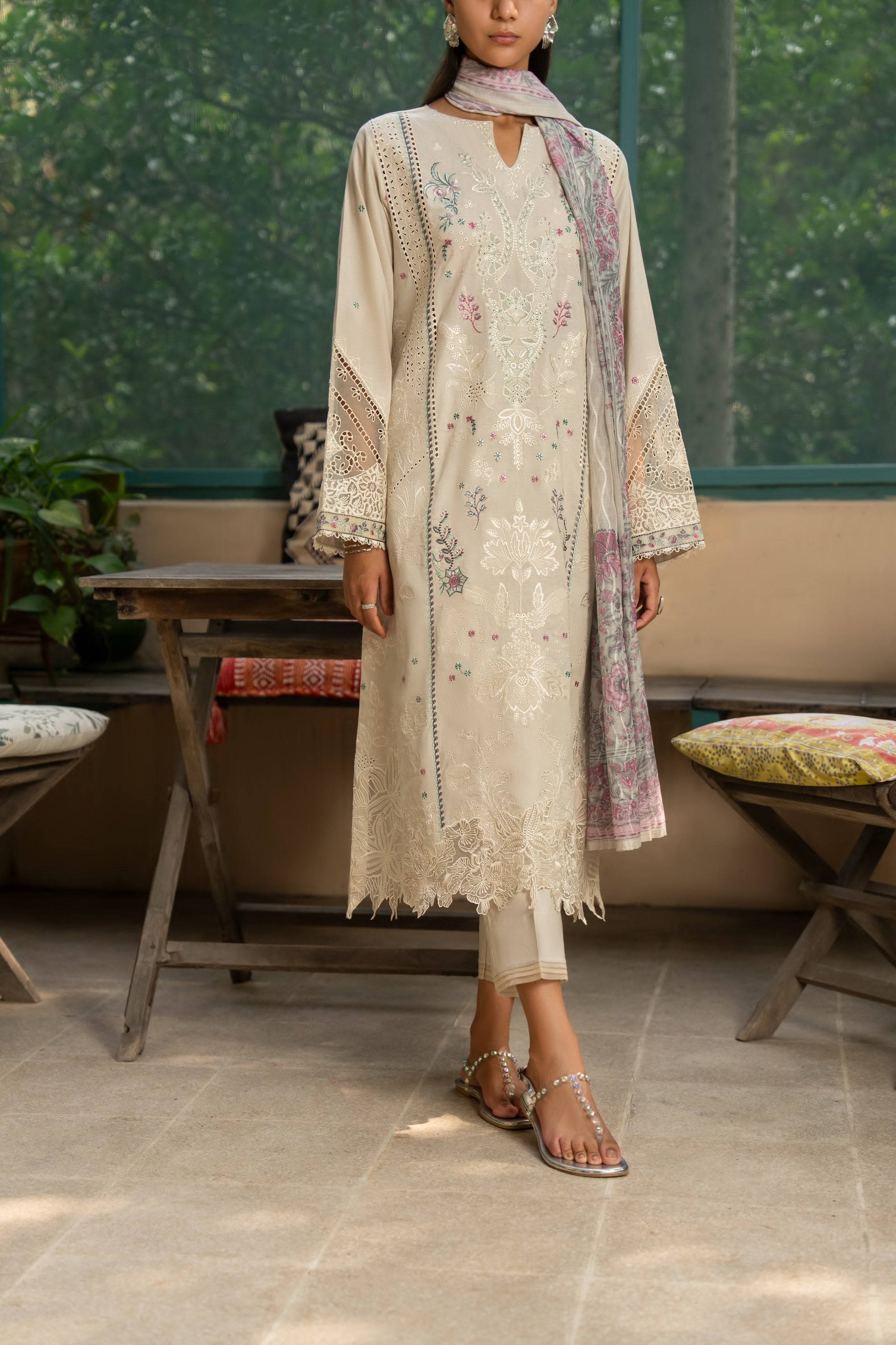 Casual Lite - Beige-toned